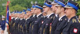 Na zdjęciu widać poddział strażaków podczas uroczystego apelu