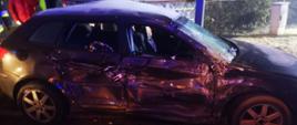Widać uszkodzony samochód osobowy od strony pasażera