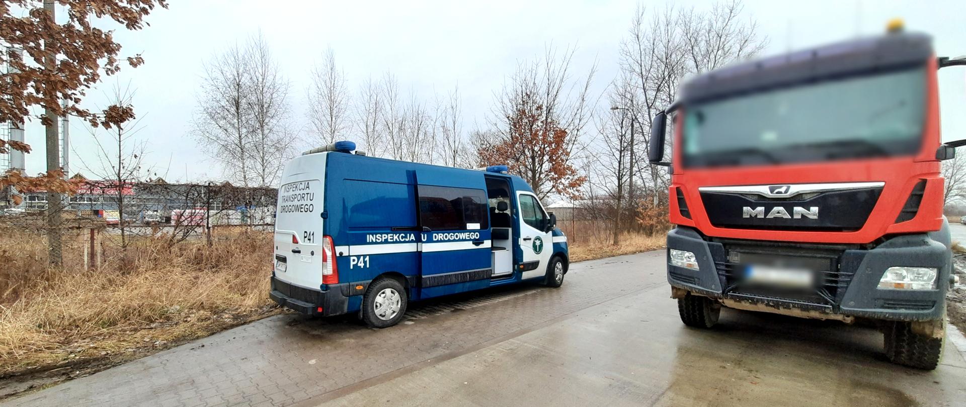 Zatrzymana ciężarówka z nadmiernym tonażem. Po lewej radiowóz ITD, po prawej zatrzymany do kontroli i poddany ważeniu pojazd przewożący ładunek sypki.