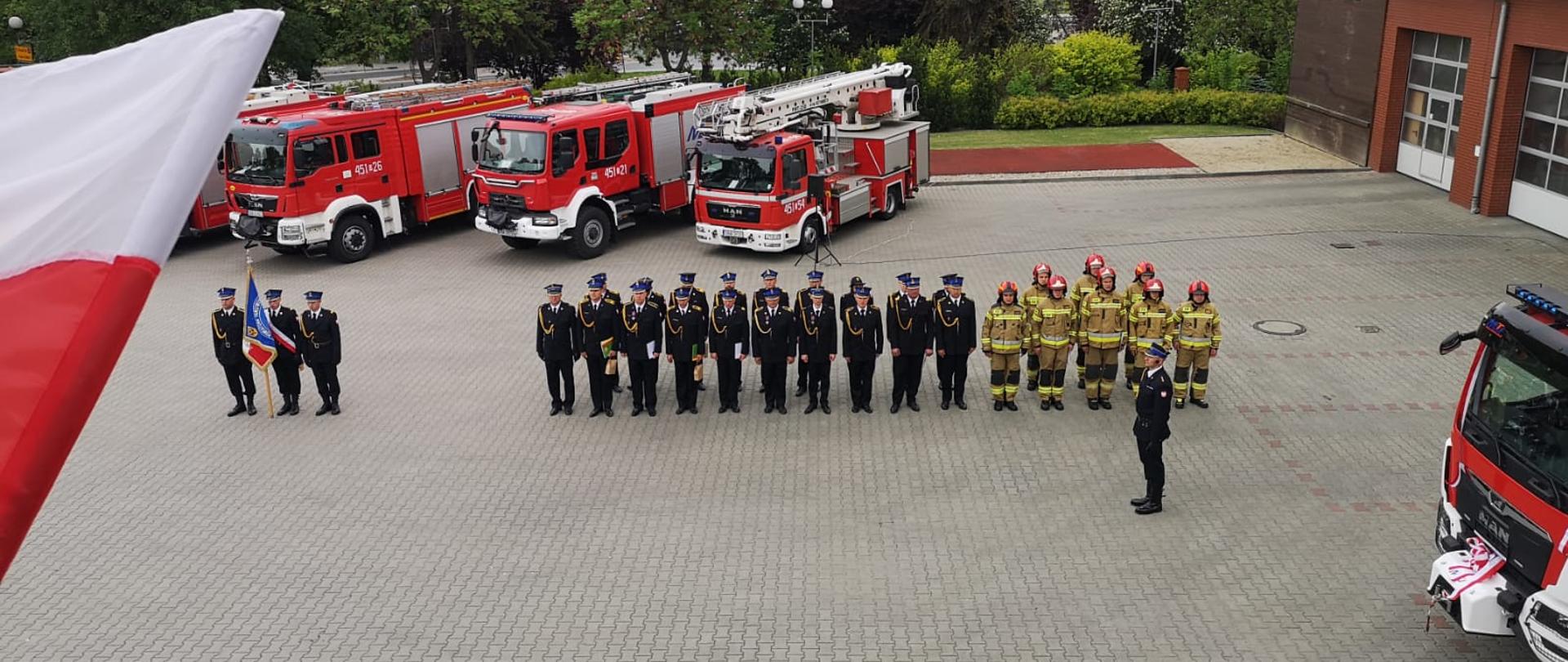 Pododział strażaków podczas uroczystości Powiatowego Dnia Strażaka w Namysłowie.