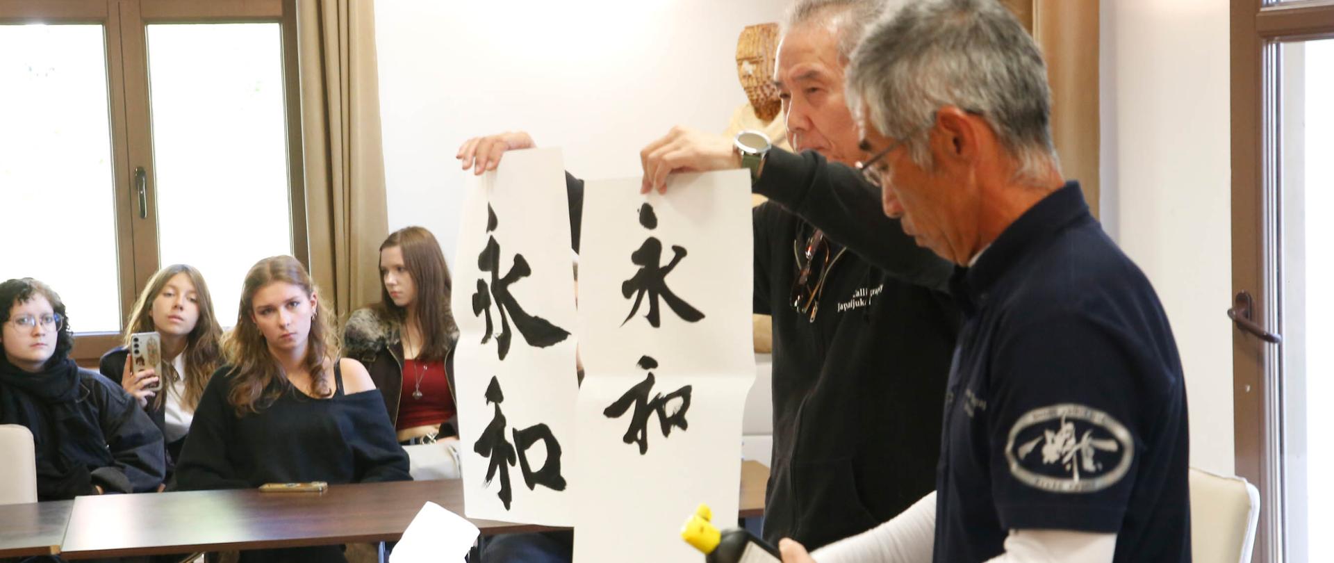 Pokaz kaligrafii japońskiej. Fot. Jacek Michałowski