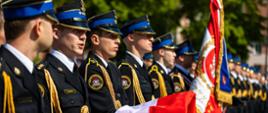 Na zdjęciu poczet flagowy szykujący się do wystąpienia i podniesienia flagi państwowej 