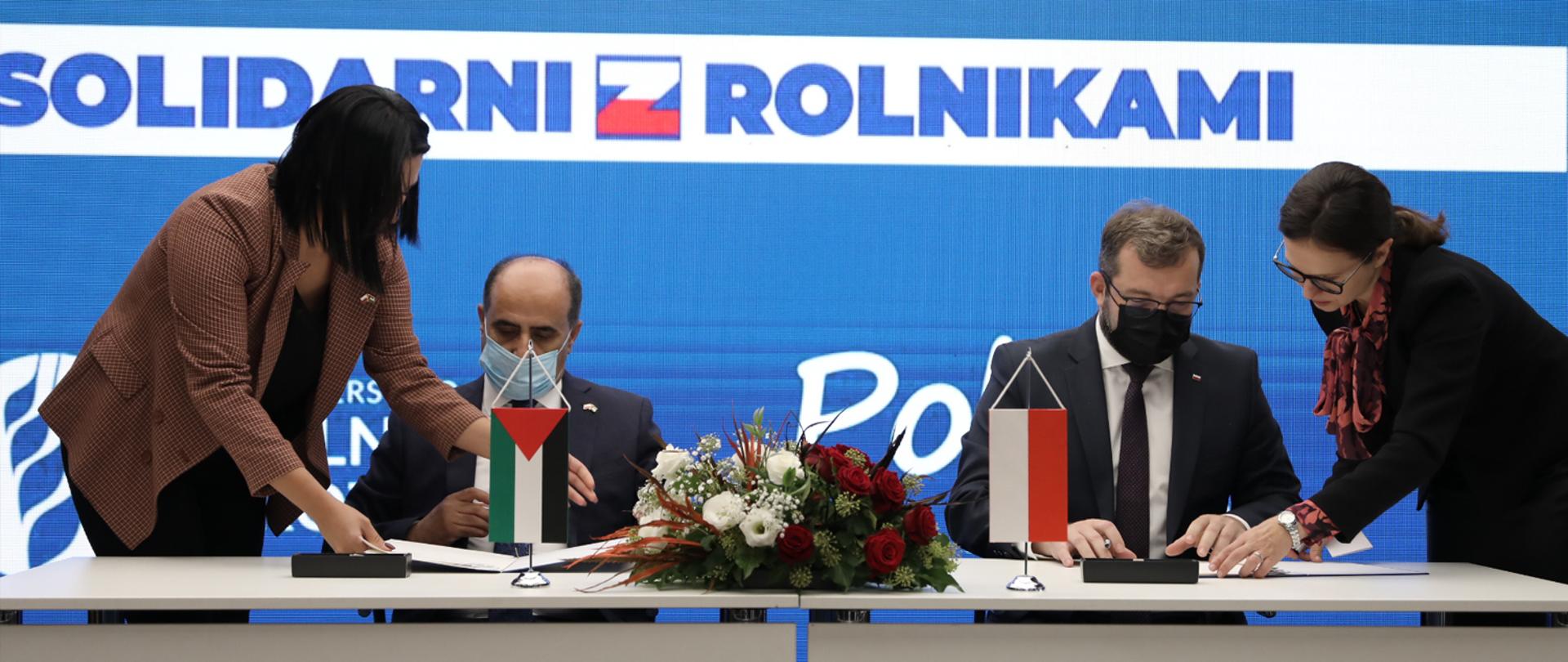 Signing of the Memorandum (photo by M. Kaproń)