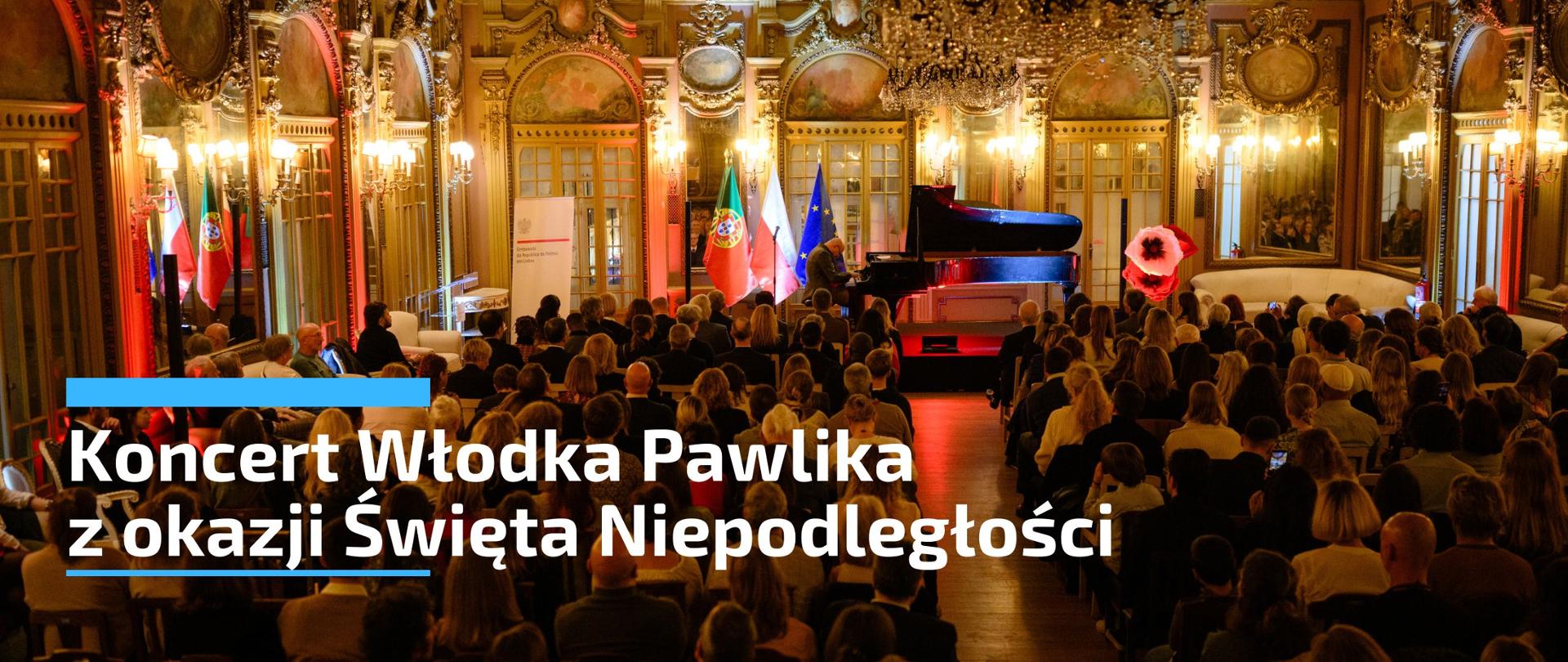 Zdjęcie przedstawia mężczyznę grającego na fortepianie w zabytkowej sali koncertowej. Za fortepianem znajdują się flagi Polski, Portugalii i Unii Europejskiej. Koncertowi przysłuchuje się liczna publiczność.
