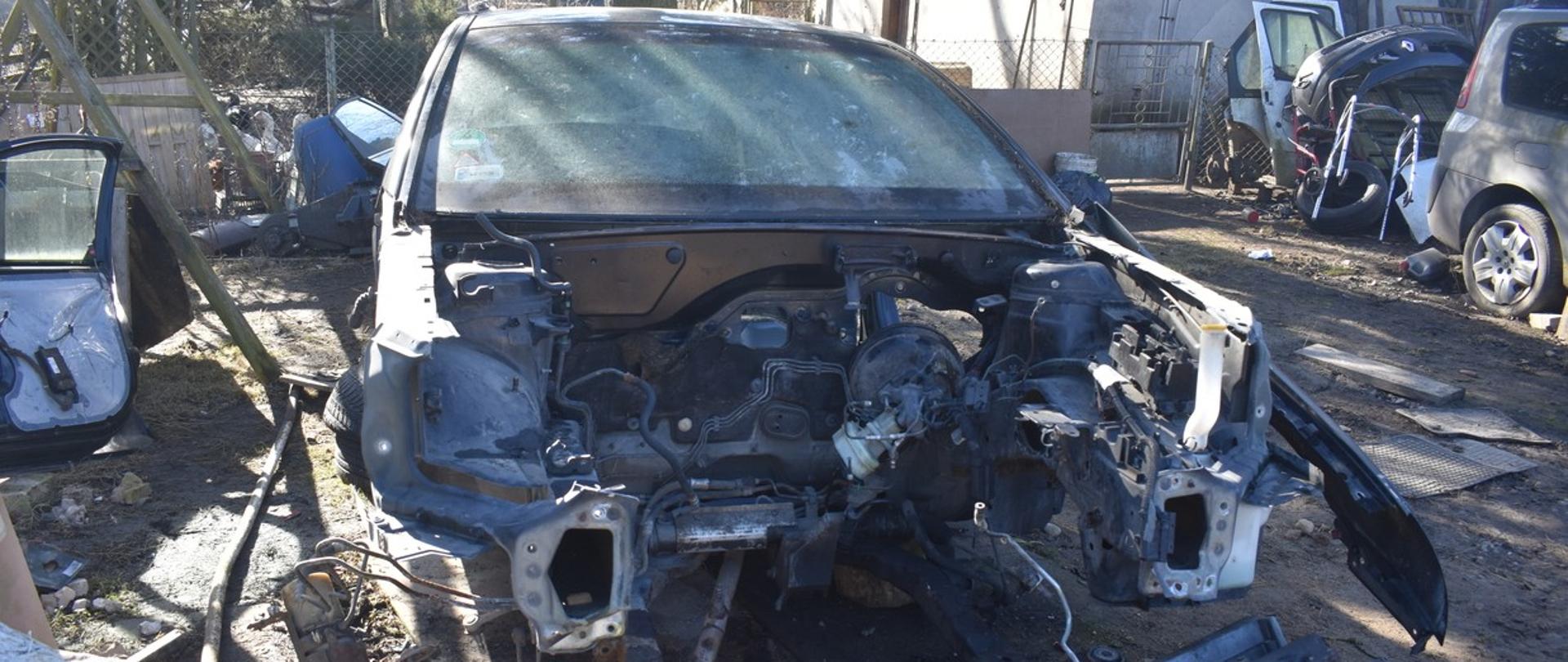 Na zdjęciu widać wrak zdewastowana karoserię samochodu bez silnika.