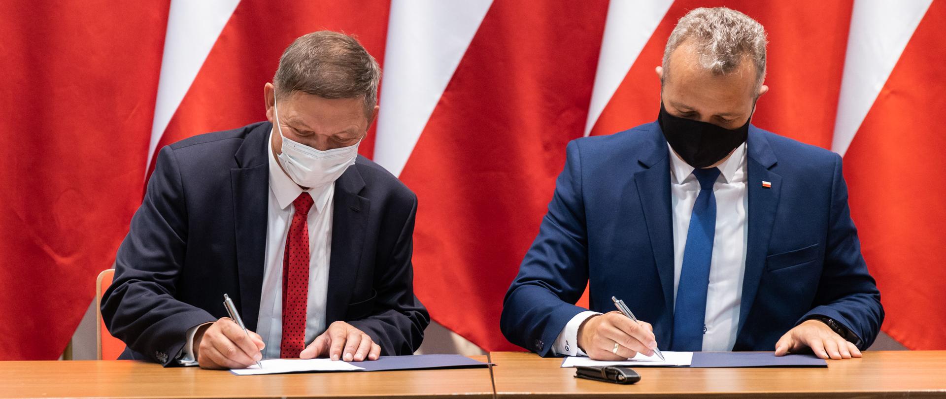 Wojewoda Kujawsko-Pomorski oraz samorządowiec podpisujący umowę w ramach Rządowego Funduszu Rozwoju Dróg