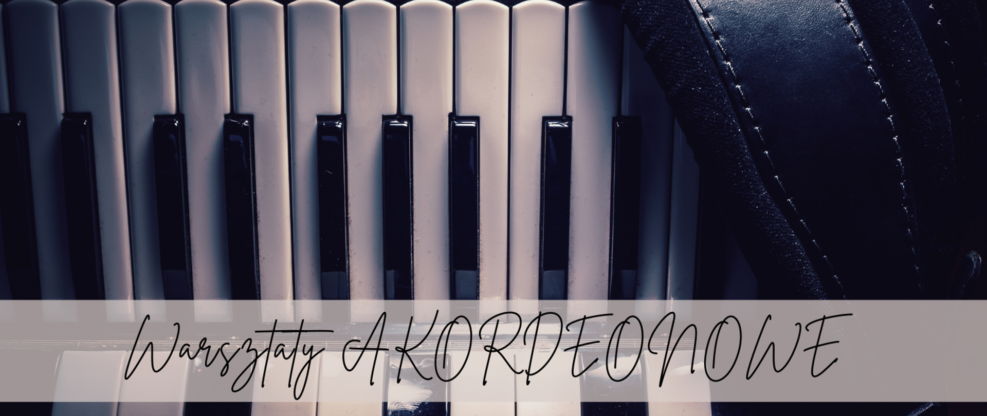 Na zdjęciu widać fragment klawiatury akordeonu — białe i czarne klawisze są pokazane z bliska, w artystycznym, lekko przyciemnionym oświetleniu. Po prawej stronie widoczny jest fragment czarnego, skórzanego paska instrumentu. Na środku obrazu, na półprzezroczystym pasku, znajduje się napis w eleganckiej, odręcznej czcionce: „Warsztaty AKORDEONOWE”.