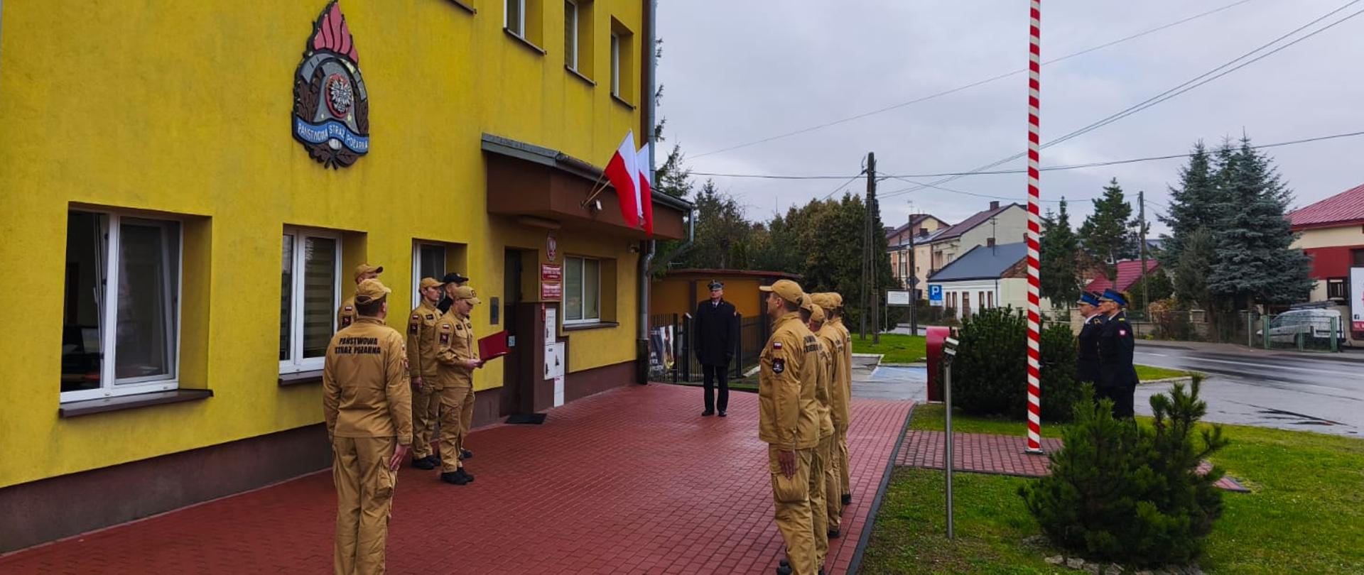 Święto Niepodległości - strażacy stoją na zbiórce