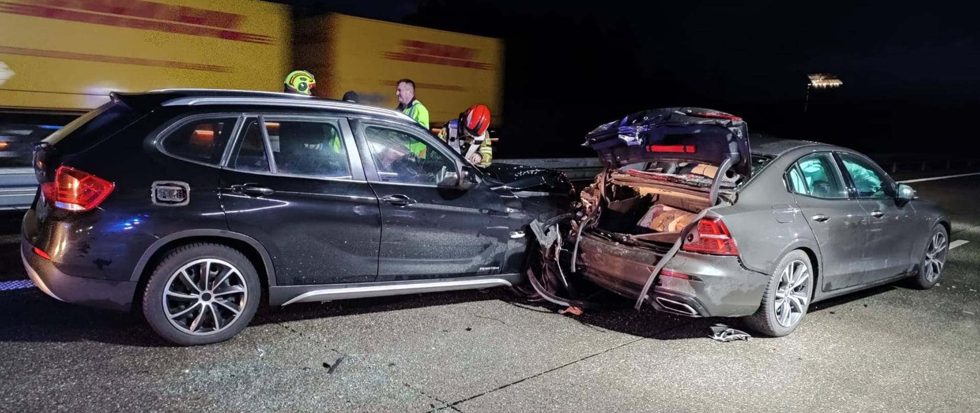 Dwa samochody osobowe, jeden wjechał w tył drugiego, jeden ma zniszczony przód, w drugim zniszczony tył i podniesiona klapa bagażnika.