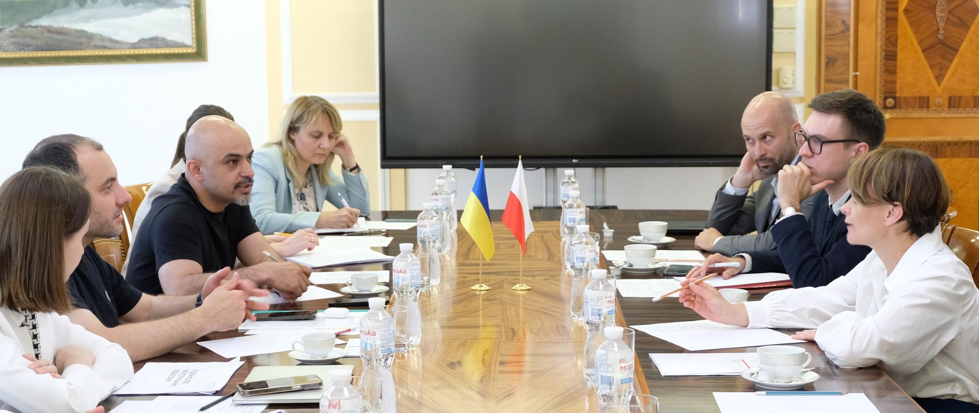 Rozmowy polskiej i ukraińskiej delegacji w Kijowie. Po obu stronach długiego drewnianego stołu siedzą przedstawiciele obu państw.