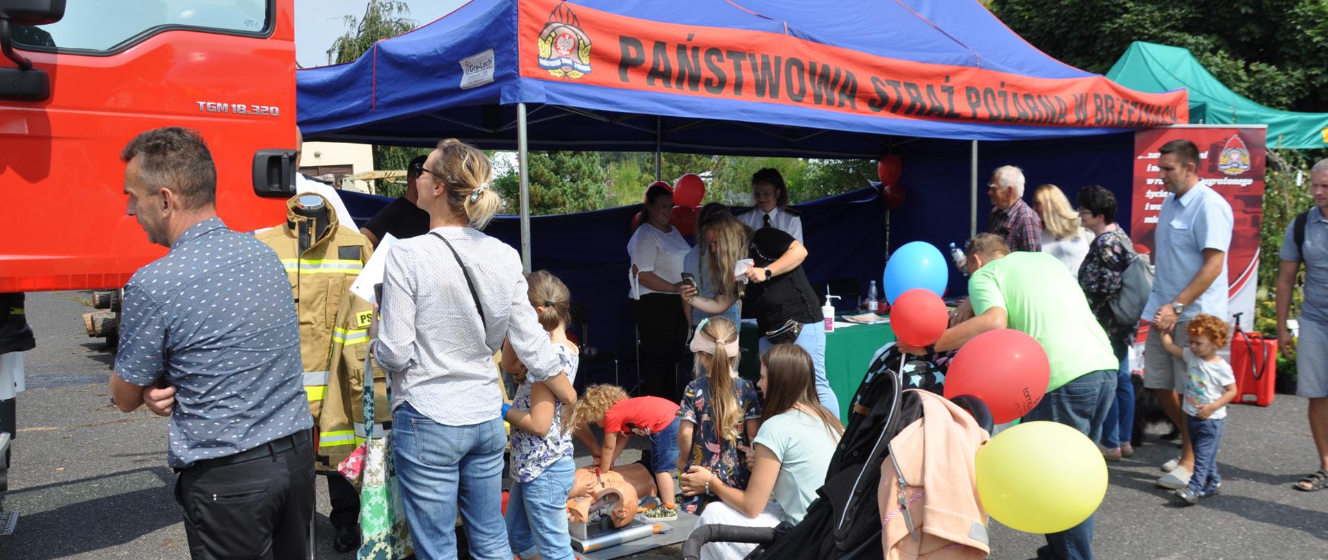 Na zdjęciu stoisko promocyjne KP PSP w Brzezinach