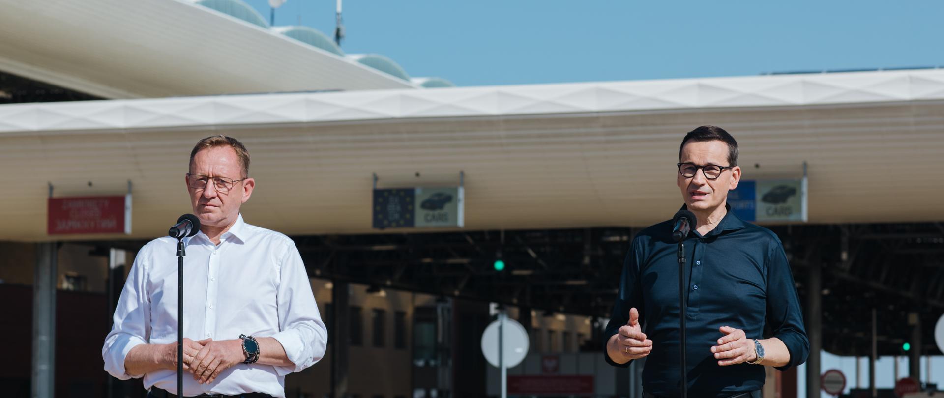 Premier Mateusz Morawiecki i minister rolnictwa i rozwoju wsi Robert Telus podczas wypowiedzi dla mediów na przejście granicznym w Dołhobyczowie.