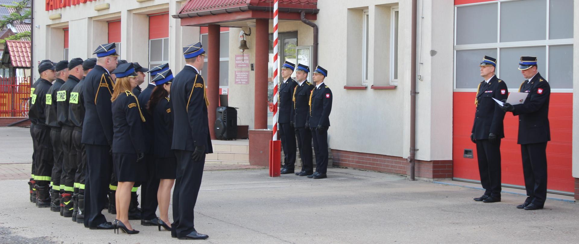 Komenda Powiatowa PSP w Bielsku Podlaskim - uroczysta zbiórka z okazji Dnia Flagi Rzeczpospolitej Polskiej oraz wręczenia aktów mianowania na wyższe stanowiska służbowe - 02.05.2023 r.