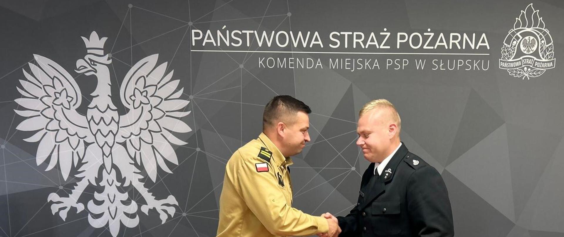 Zdjęcie Komendanta Miejskiego PSP w Słupsku oraz druha OSP.