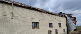 uszkodzony dach w budynku gospodarczym