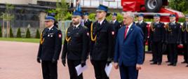 Komendant i minister z mianowanymi strażakami. 