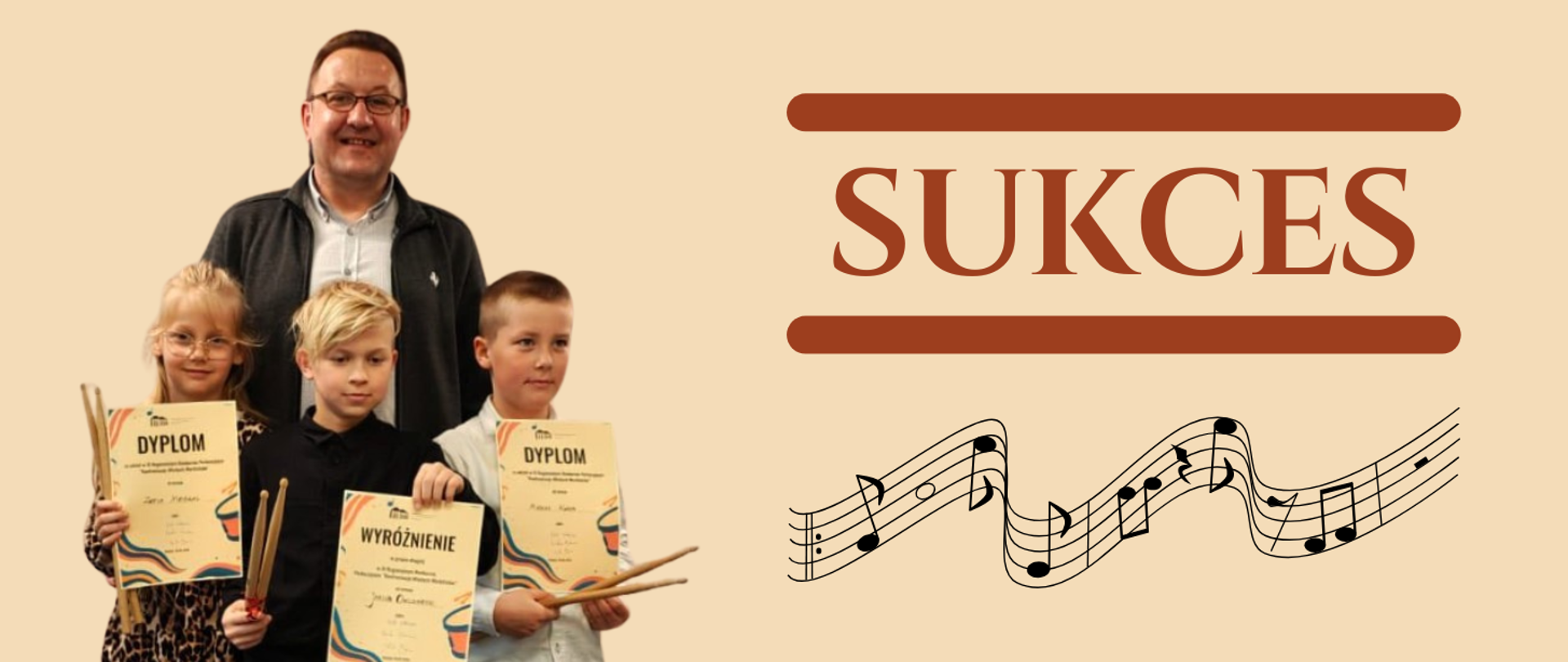 po lewej trójka dzieci trzymająca dyplomy oraz pałki perkusyjne, za nimi jeden mężczyzna, pop prawej napis sukces oraz grafika pięciolinii z nutami, wszystko na beżowym tle