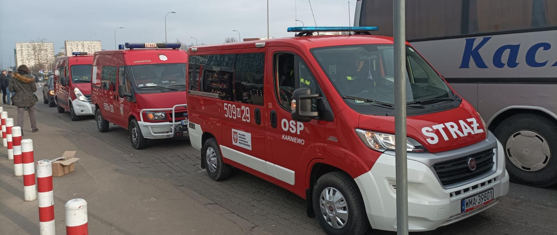 3 strażacki busy z kierowcami czekają pod dworcem PKP na uchodźców z Ukrainy