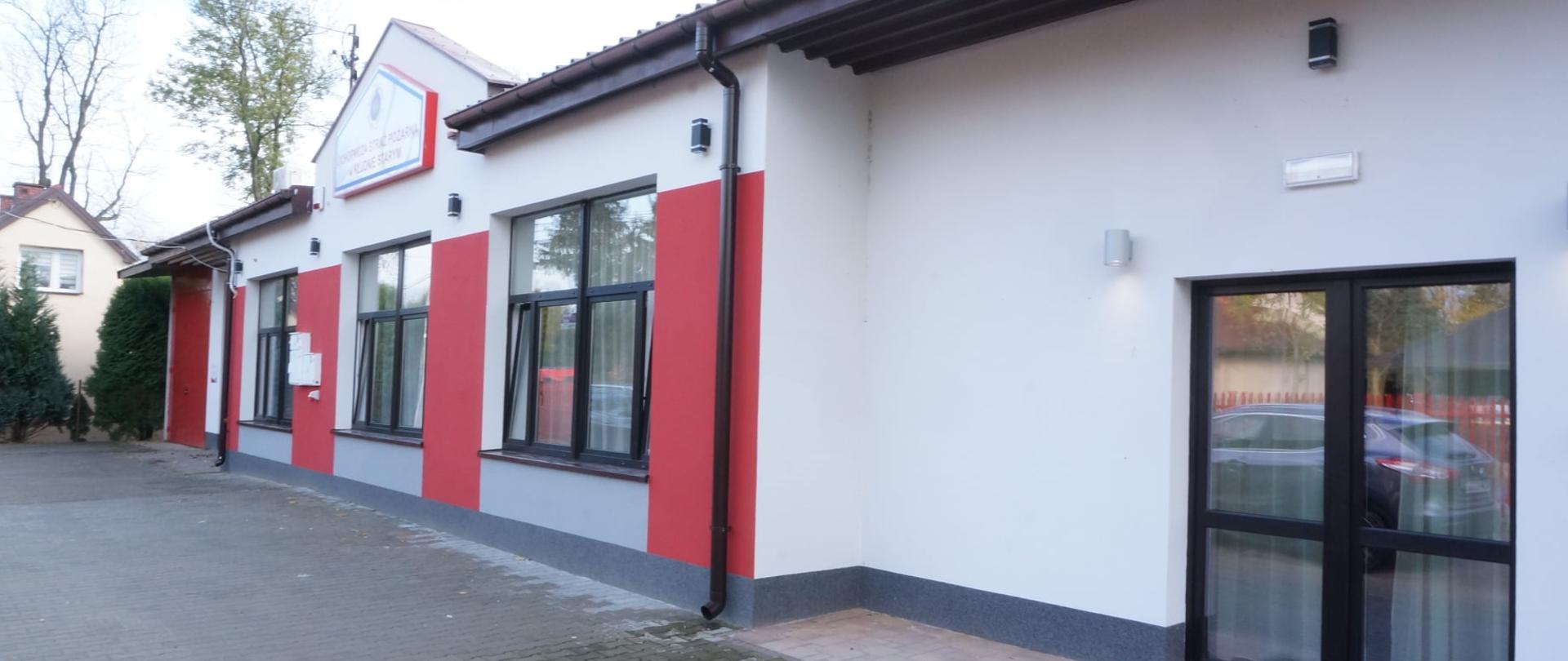 Front odnowionej remizy OSP Kłudno Stare. Elewacja w kolorach białym i czerwonym