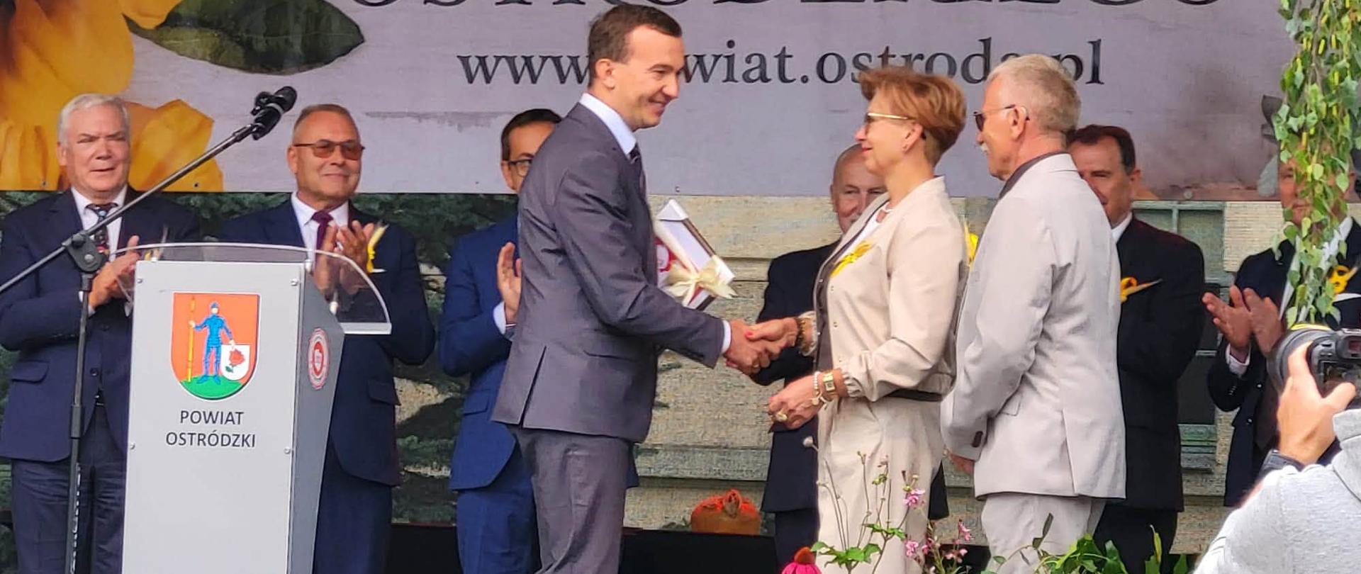 Szacunek dla pracy rolników i kultywowanie tradycji. Wicewojewoda Mateusz Szauer na dożynkach w regionie