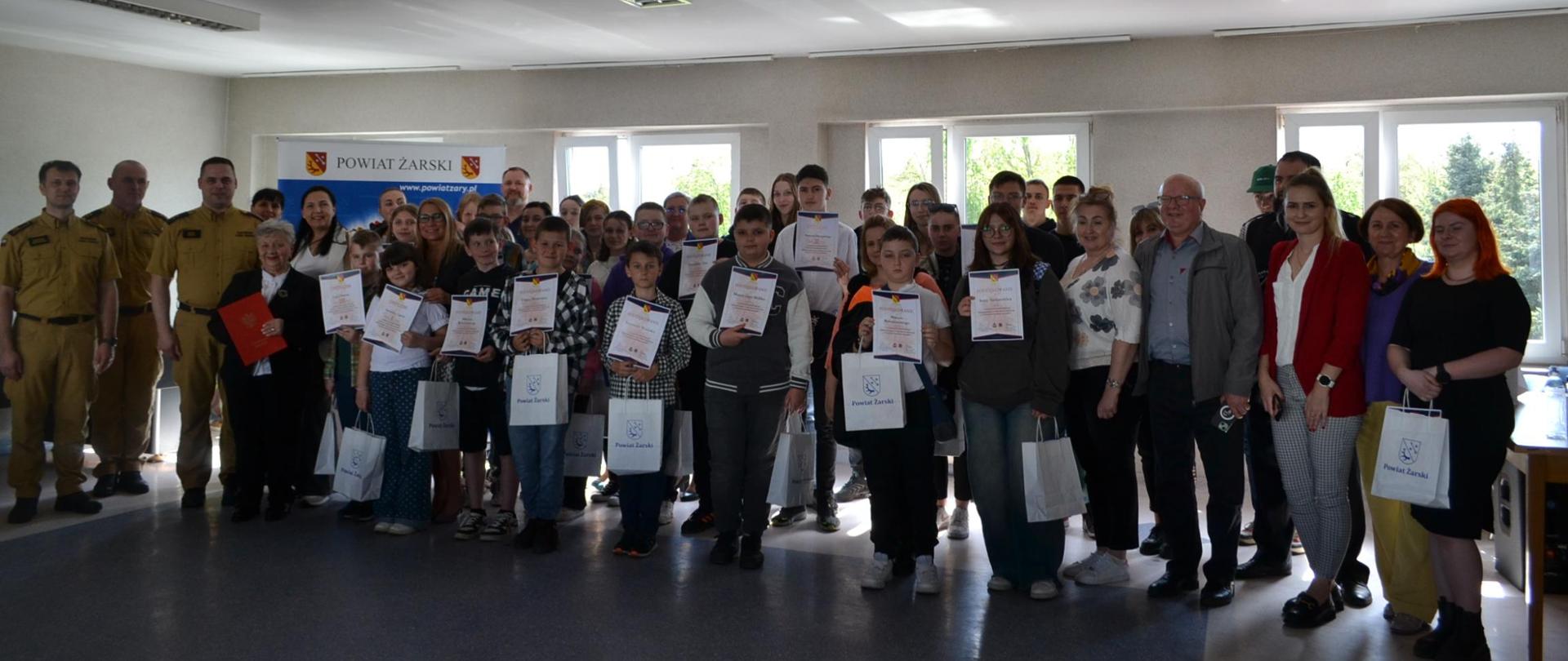 Zdjęcie grupowe wszystkich uczestników ogólnopolskiego turnieju wiedzy pożarniczej.