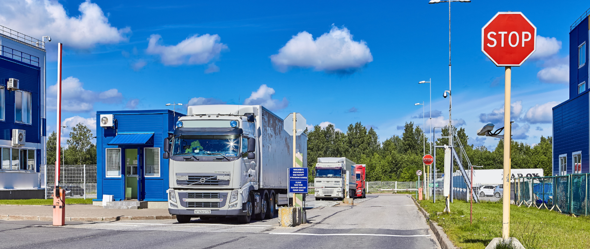 TIR na przejściu granicznym podczas kontroli. Tiry czekające w kolejce w tle.