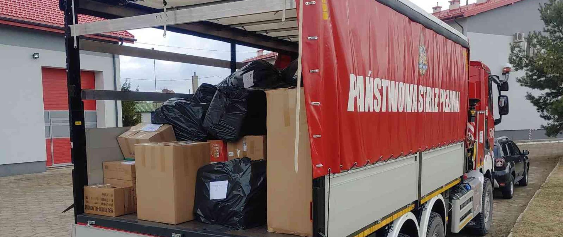 Produkty zmagazynowane w samochodzie ciężarowym.