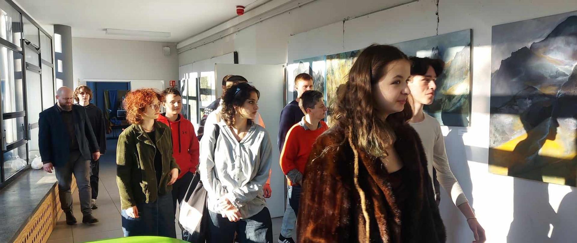 Na zdjęciu uczniowie i nauczyciele dwóch szkół plastycznych: PLSP im. A. Kenara w Zakopanem i PLSP im. J. Kluzy w Krakowie. Fotografia została zrobiona w podczas poplenerowej wystawy zorganizowanej w budynku szkoły plastycznej w Krakowie przy ul . Mlaskotów 6