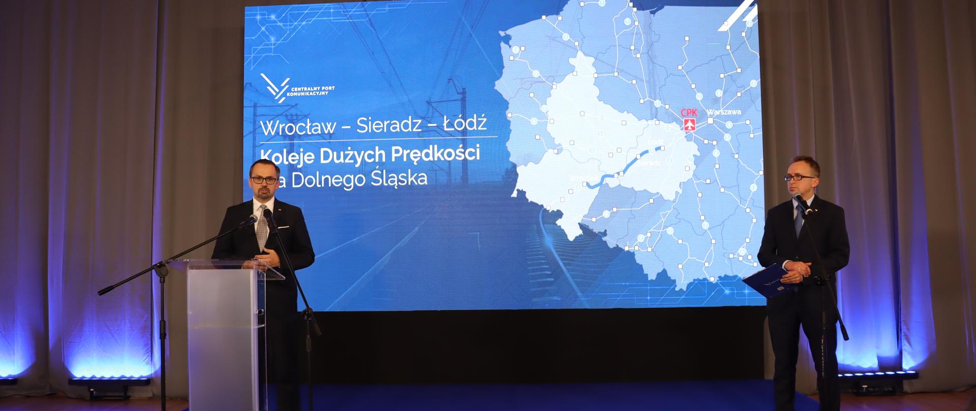 Wiceminister MFiPR przy mównicy