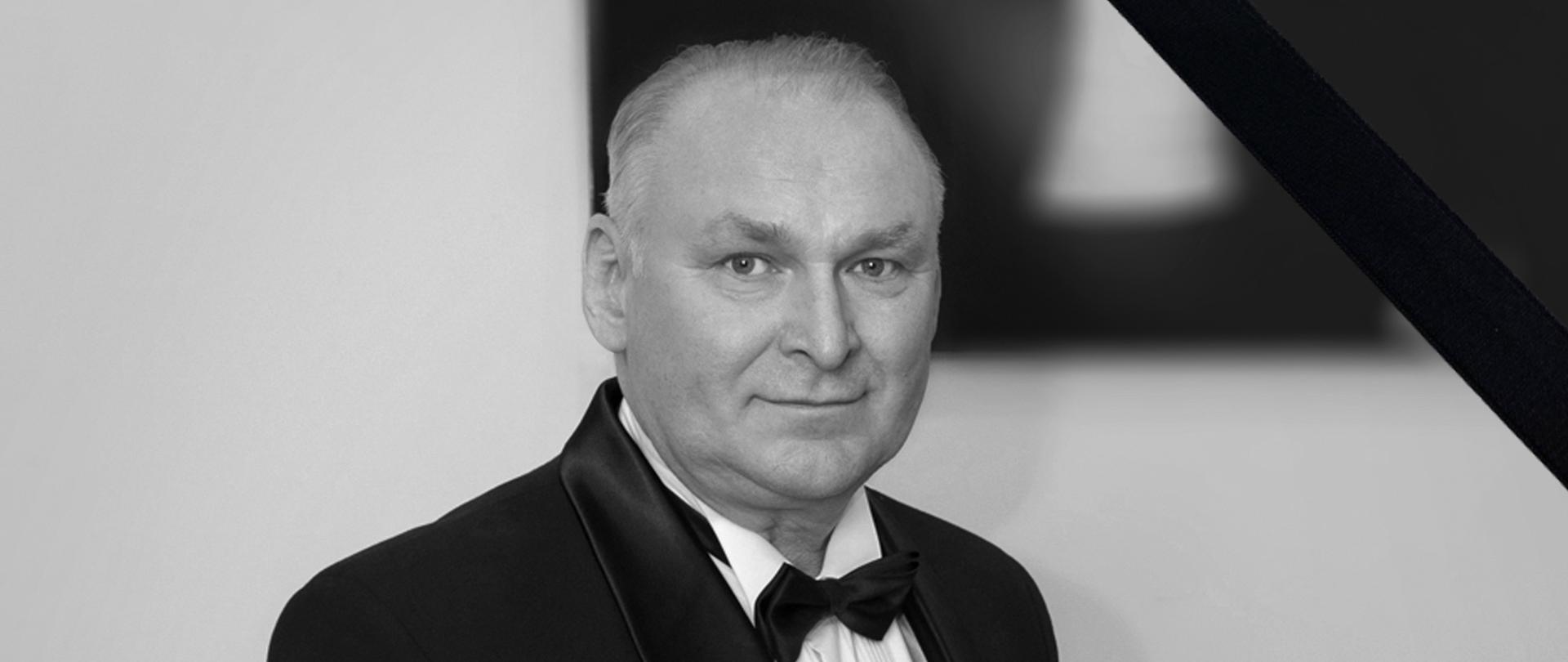 Czarno białe zdjęcie przedstawiające postać Grzegorza Konopczyńskiego -Dyrektora PSM I i II st. im. Witolda Lutosławskiego w Stargardzie