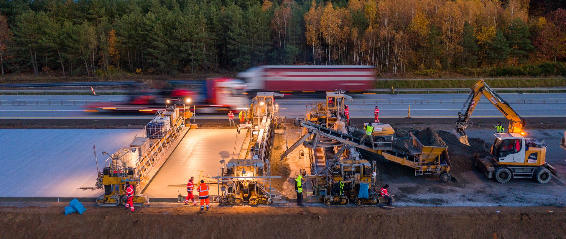 Układanie nawierzchni betonowej na odcinku A1 Kamieńsk - Radom