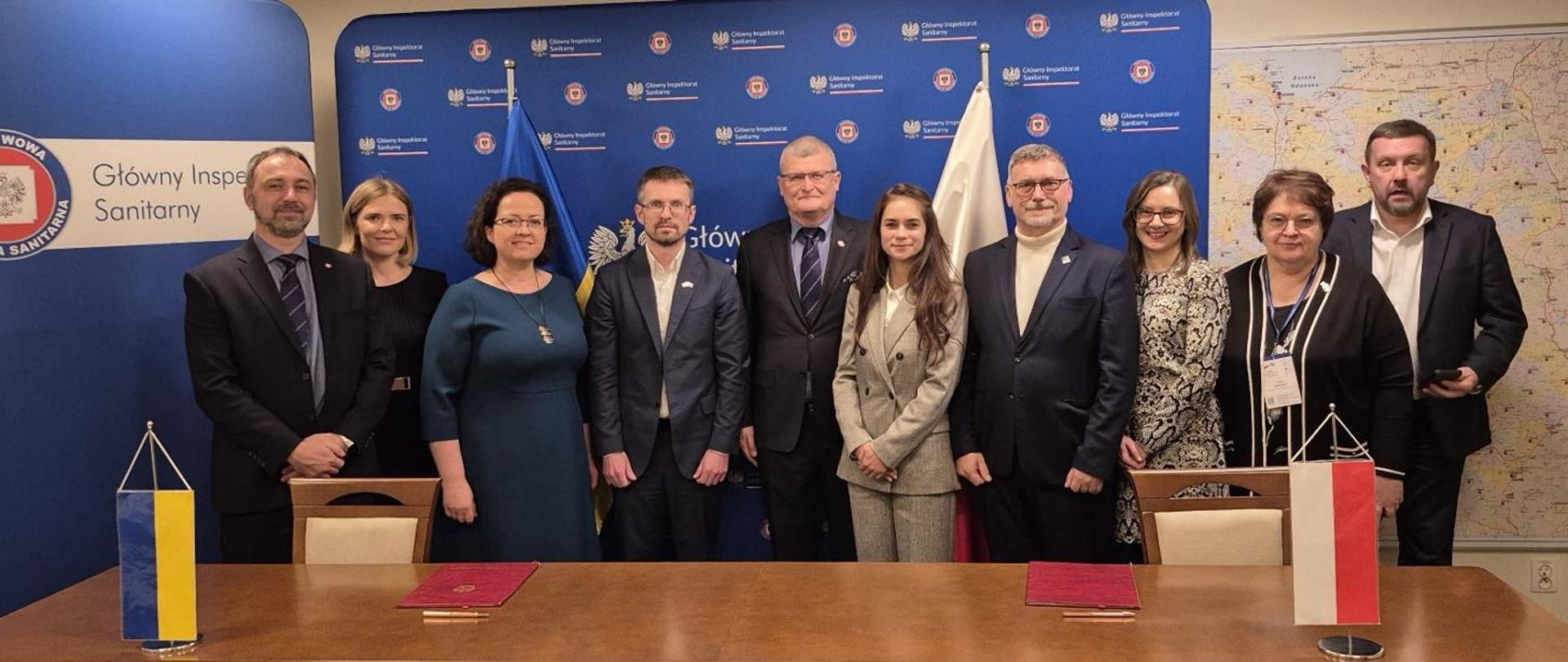 Na zdjęciu widocznych jest 10 osób