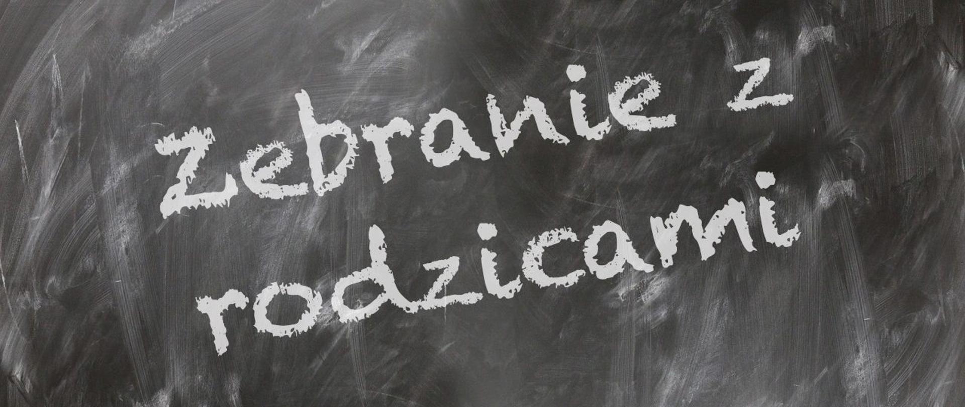 Na szarym tle biały napis "zebranie z rodzicami" 