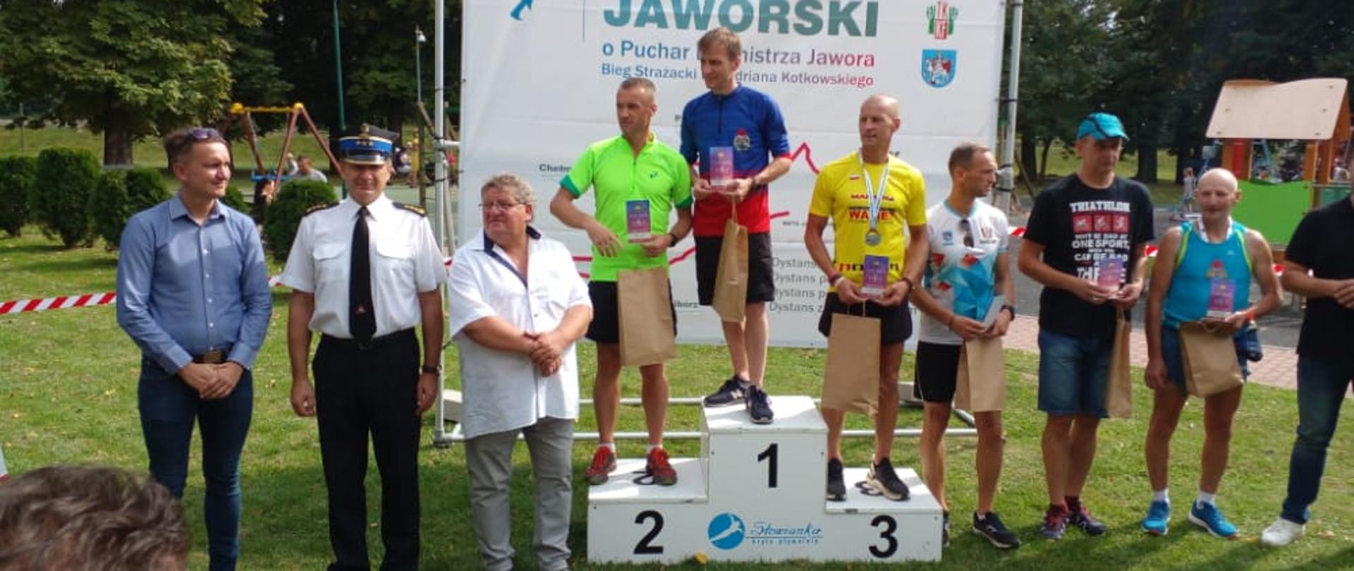 grupa ludzi stoi do zdjęcia gupowego , sportowcy 