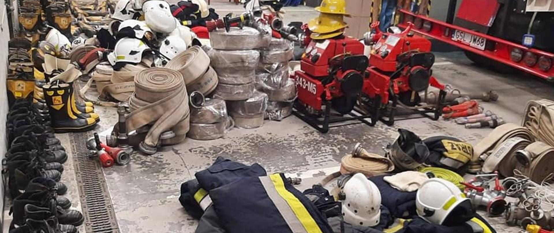 Zdjęcie przedstawia zebrany sprzęt, który zostanie przekazany na Ukrainę.