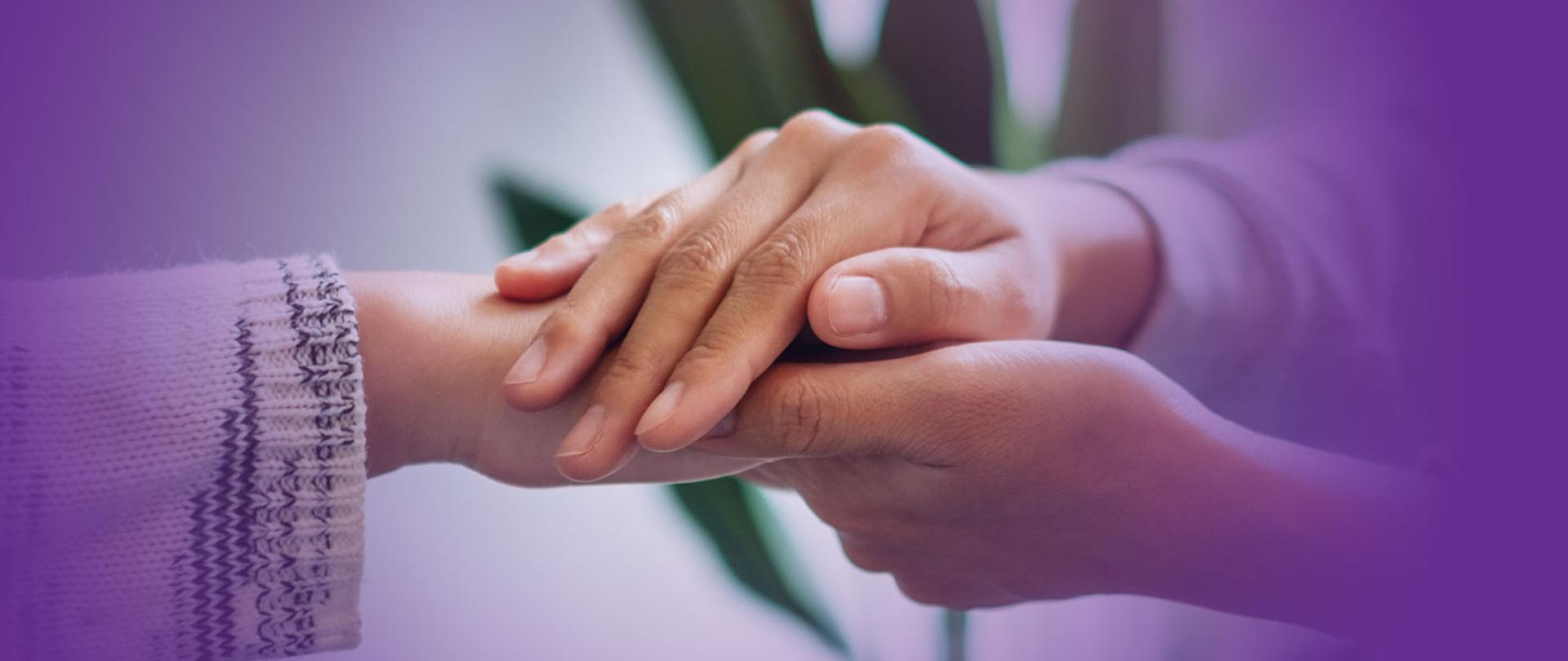Zdjęcie przedstawia stykające się dłonie dwóch osób