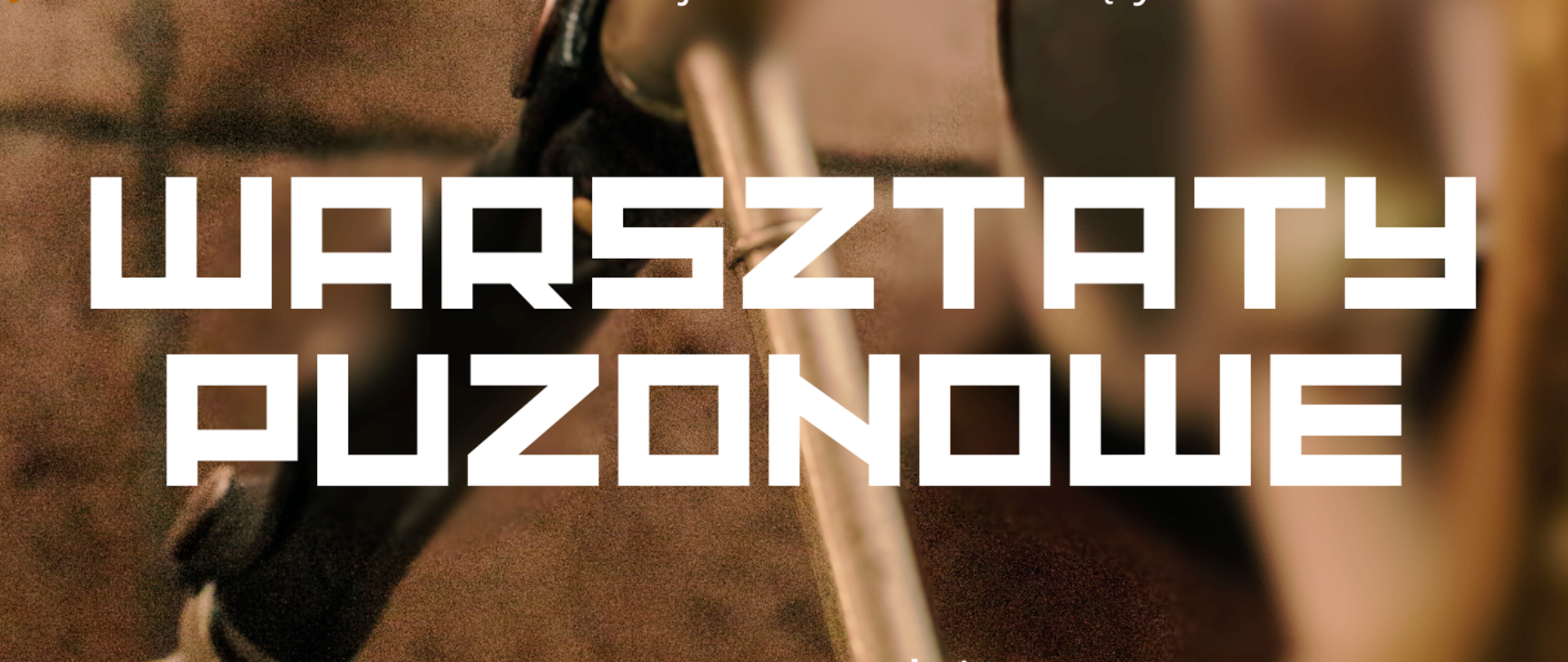 Grafika plakatu jest w kolorze brązowym w tle jest zdjęcie puzonu. W górnym lewym rogu logo szkoły a obok pełna nazwa szkoły oraz nazwa sekcji organizującej wydarzenie- sekcja dęta. Następnie nazwa wydarzenia - warsztaty puzonowe, poniżej dane prowadzącego - mgr Karol Gajda Uniwersytet Muzyczny Fryderyka Chopina w Warszawie. Dolna część plakatu to data, miejsce oraz zaproszenie na warsztaty. Wydarzenie ma miejsce w szkole muzycznej w sali koncertowej 4 grudnia poniedziałek 2023 r. w godzinach - 11.00 - 19.00