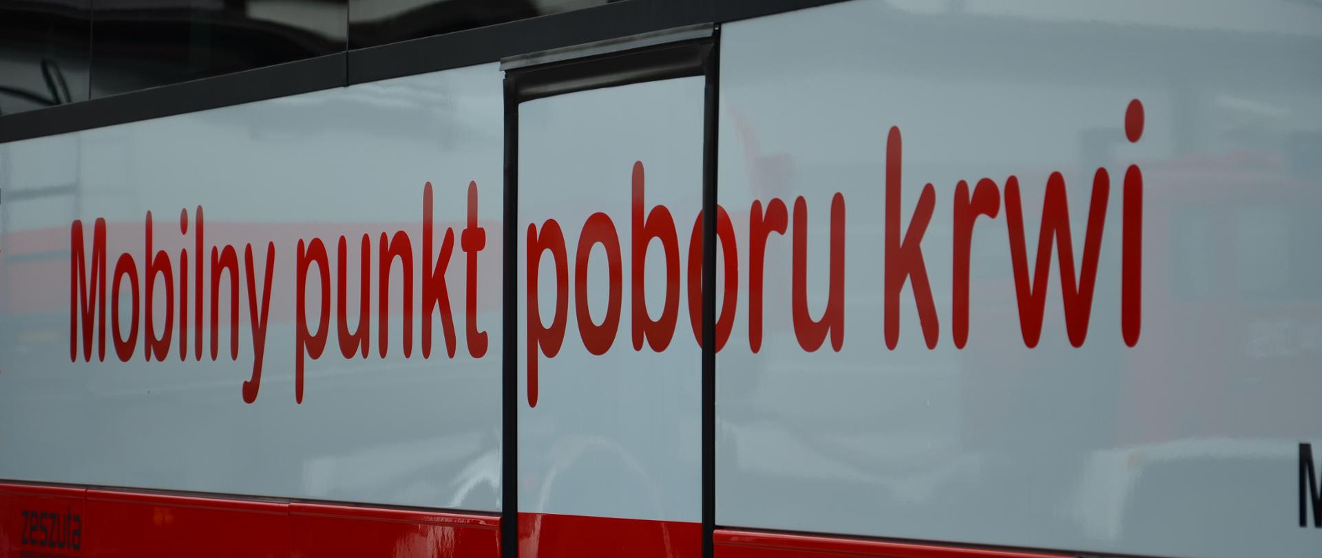 Napis na autokarze "Mobilny punkt poboru krwi"