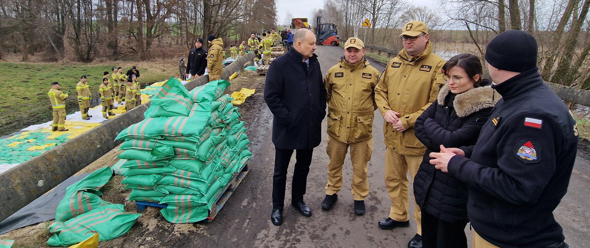 Wojewoda Wielkopolska wraz z p.o. Wielkopolskiego Komendanta Wojewódzkiego PSP zapoznali się z sytuacją na zaporze czołowej zbiornika Wonieść