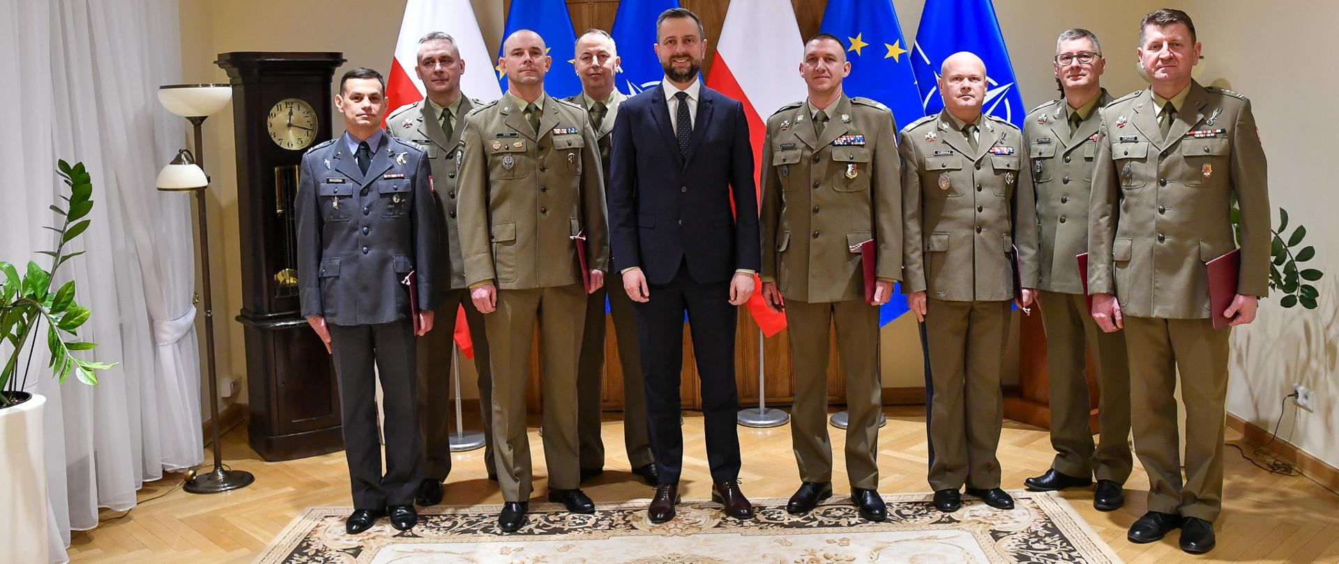 Dziś wicepremier-minister obrony narodowej Władysław Kosiniak-Kamysz wręczył akty mianowania na kolejne stanowiska służbowe oficerom Wojska Polskiego.
