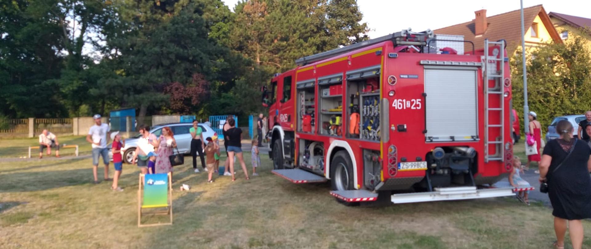 Pojazd PSP na pokazach z okazji pikniku służb mundurowych