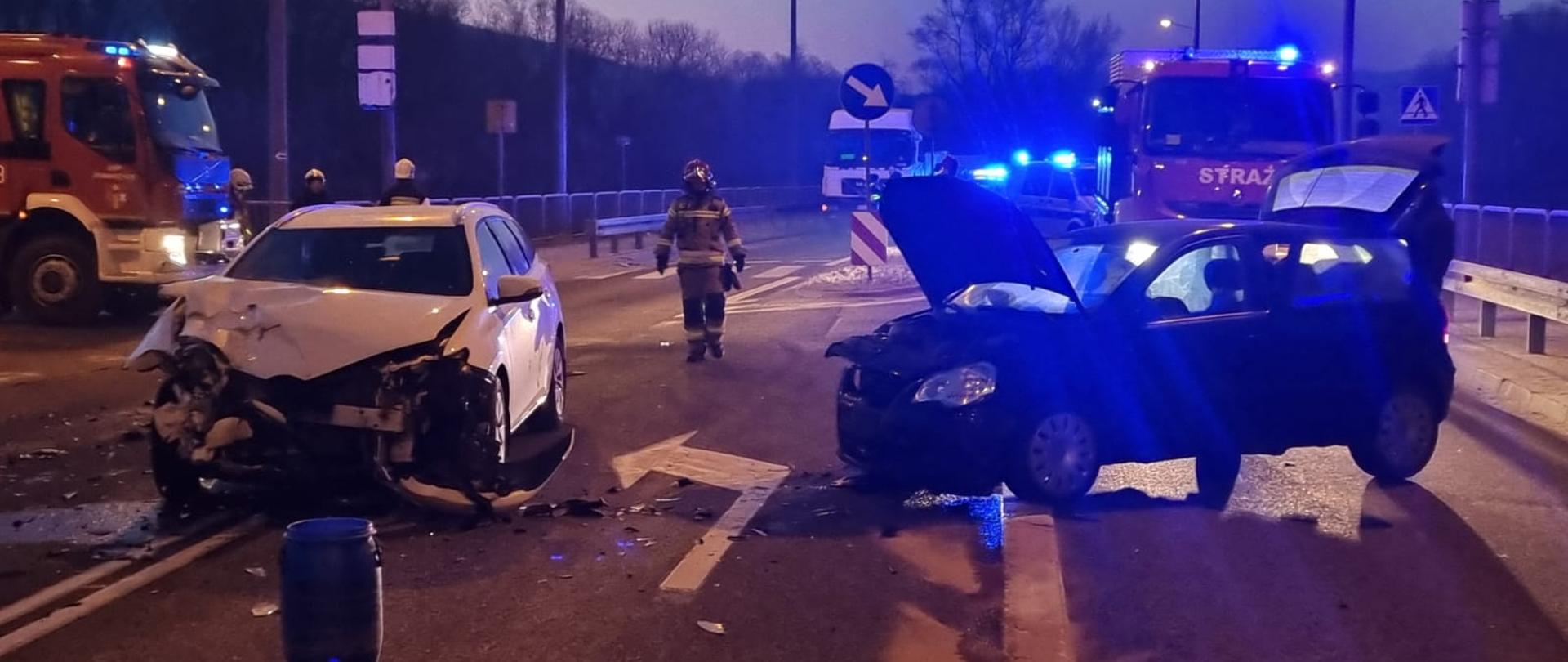 Zdjęcie przedstawia zderzenie dwóch samochodów osobowych