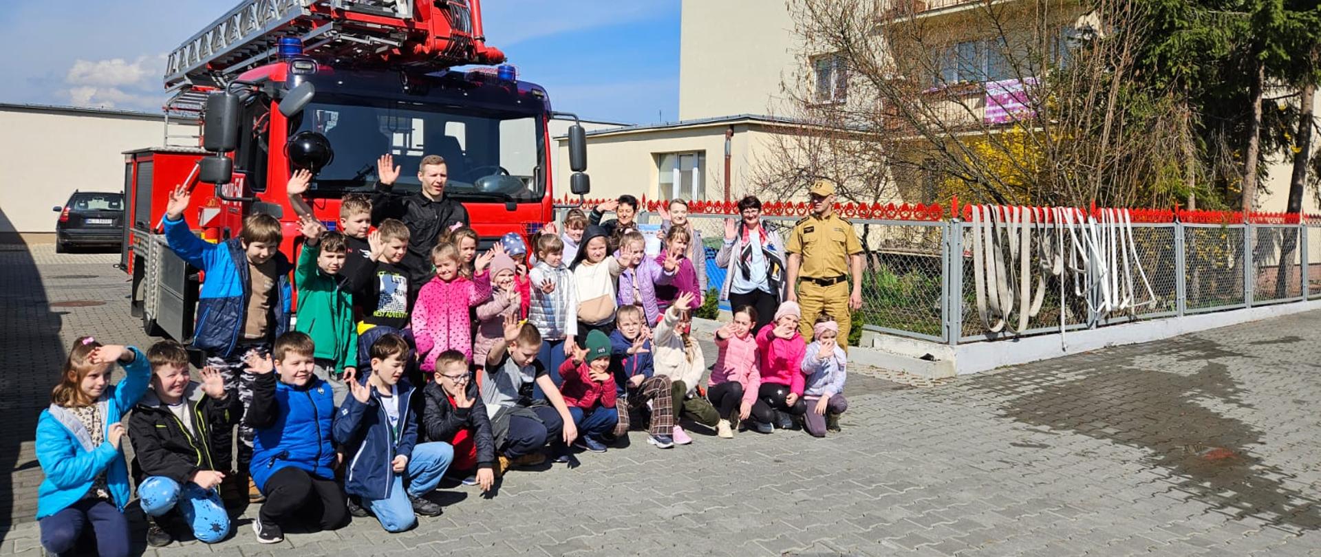 Dzieci z wizytą w lipskiej strażnicy PSP