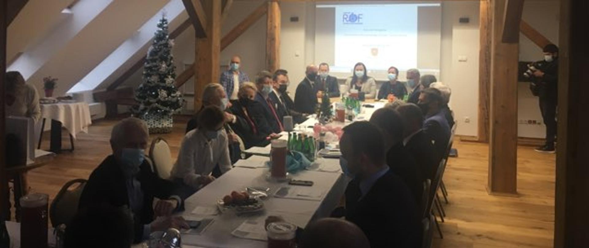 uczestnicy spotkania siedzą wokół stołu