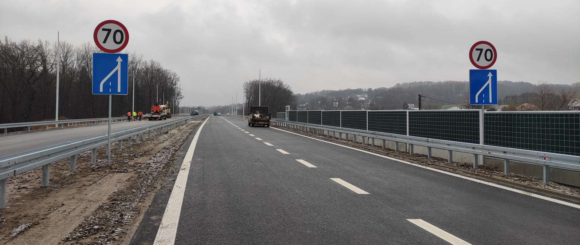 Łącznik brzeski, montaż oznakowania, w oddali zabudowania