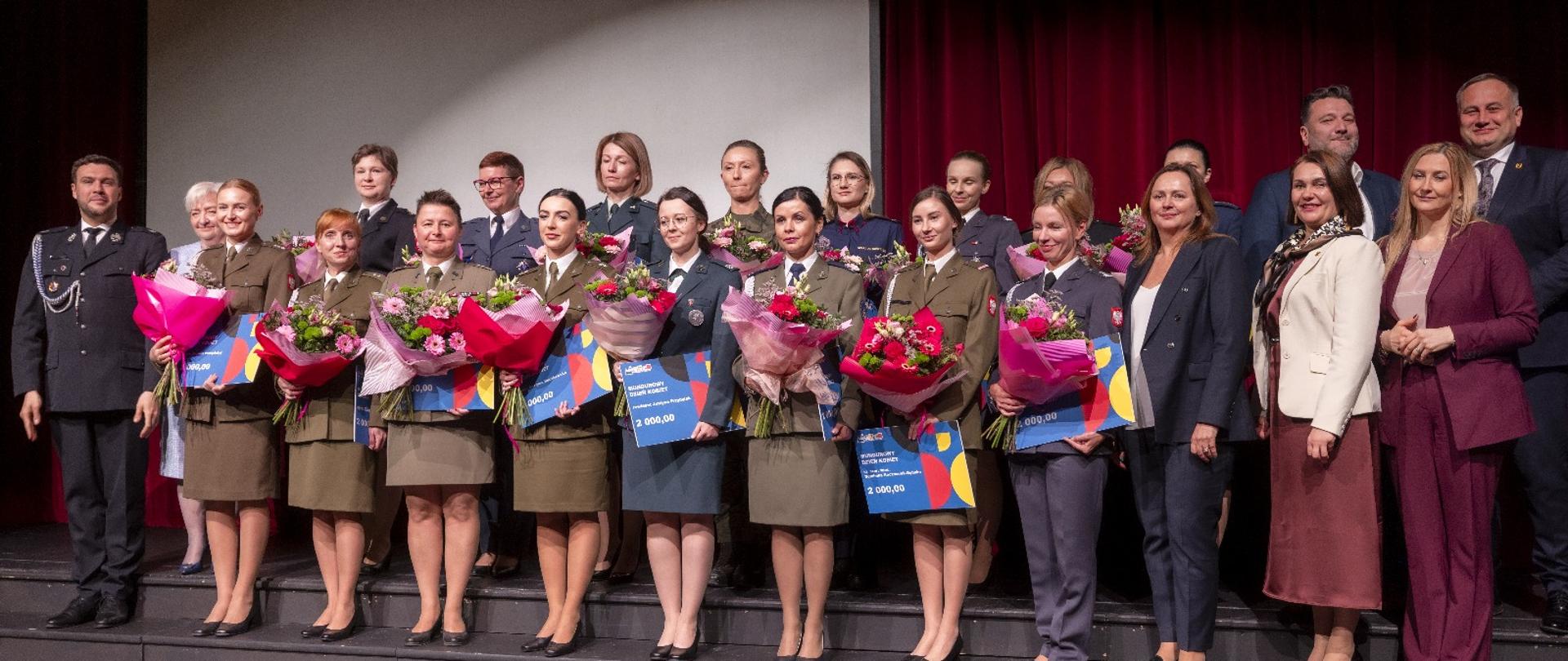 Pamiątkowa fotografia wyróżnionych pań z władzami województwa 