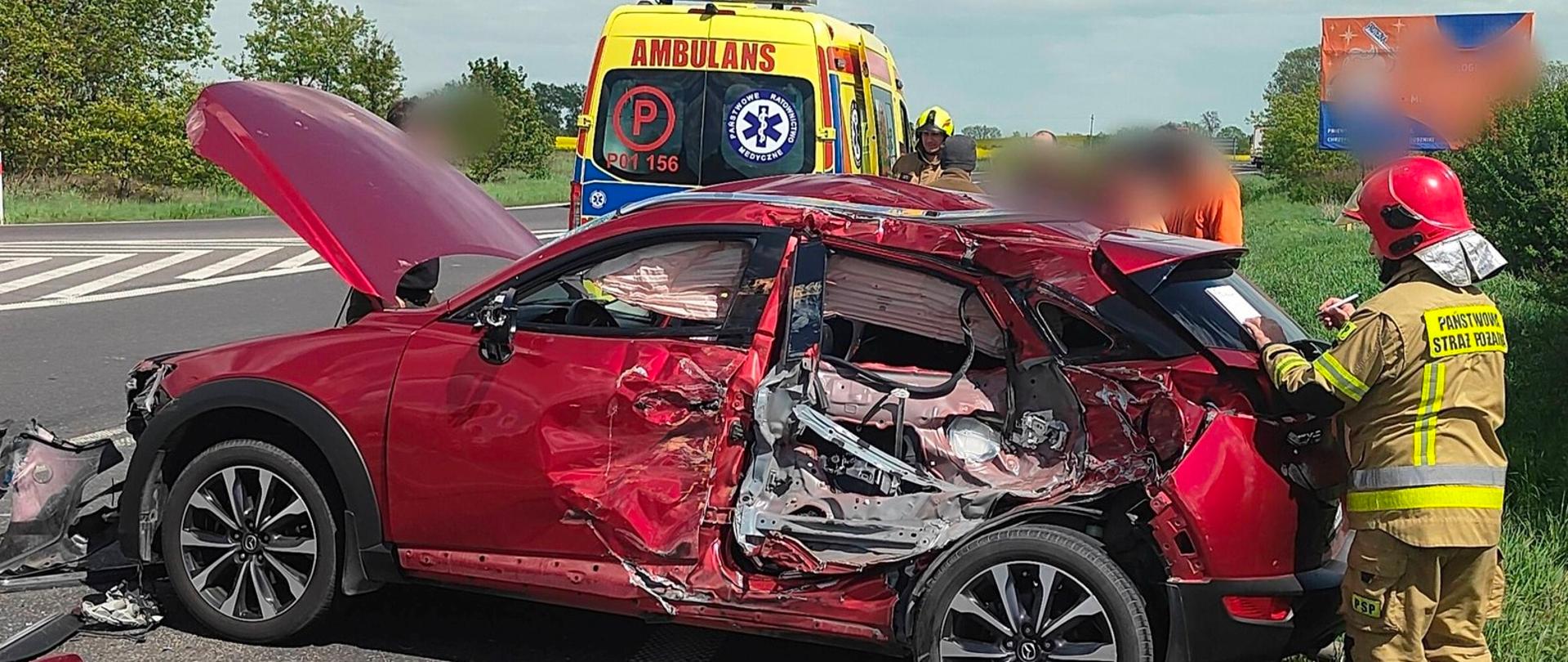 Uszkodzony lewy bok samochodu, który jest na drodze