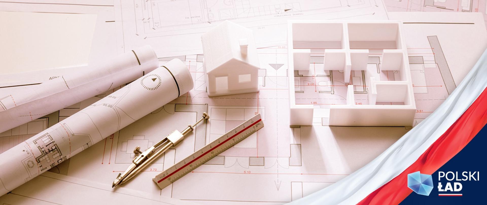 Rozrysowany projekt domu. Na zdjęciu jest też cyrkiel i linijka oraz zwinięte w rulony projekty architektoniczne domów.