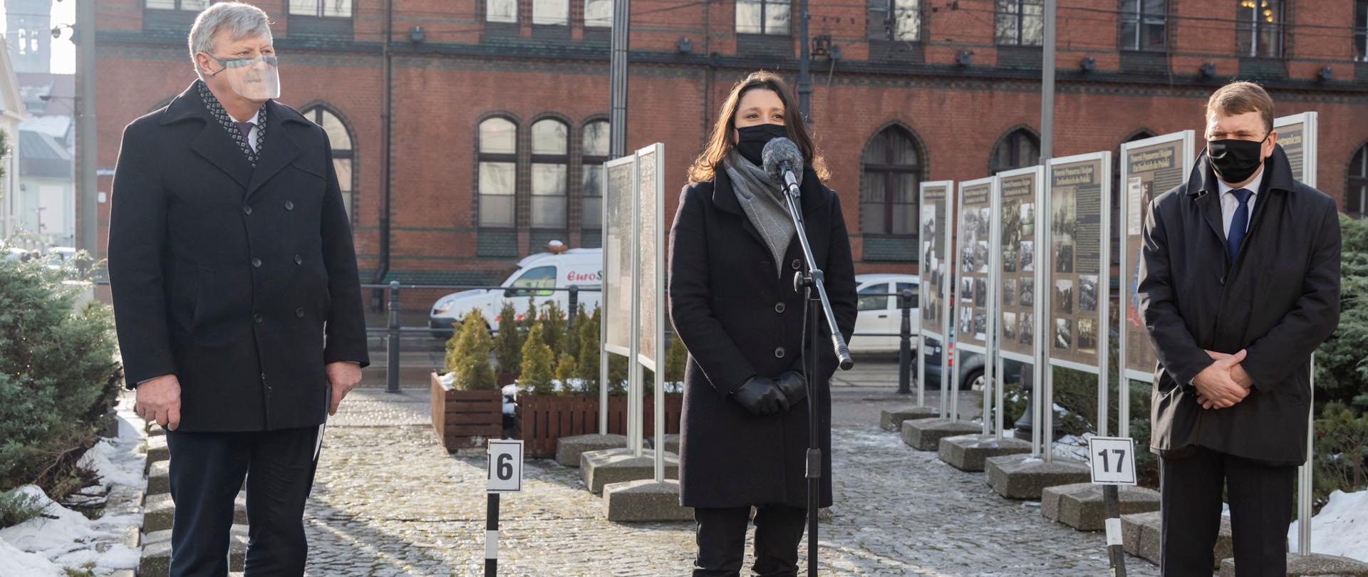 Wicewojewoda Kujawsko-Pomorski Józef Ramlau, Dyrektor Oddziału Instytutu Pamięci Narodowej w Gdańsku prof. Mirosław Golon oraz Naczelnik Delegatury Instytutu Pamięci Narodowej w Bydgoszczy Edyta Cisewska podczas otwarcia wystawy.
