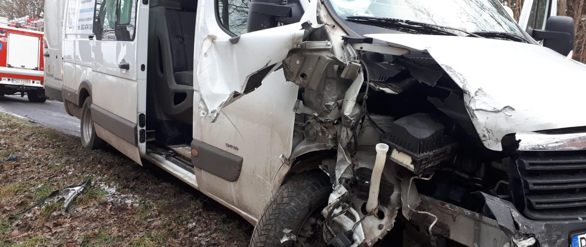 zderzenie pojazdu osobowego z busem w Wiosce